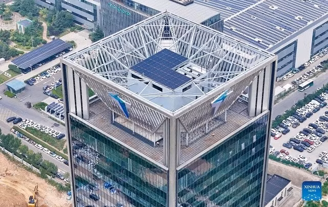 Theo báo cáo, tòa tháp tiêu thụ khoảng 6.000 kWh/ngày. Tòa tháp sử dụng 14 bộ pin ắc quy xe điện (EV) đã qua sử dụng để lưu trữ năng lượng dư thừa được tạo ra vào ban ngày, hoặc mua từ lưới điện vào giờ thấp điểm với giá chỉ 0,22 nhân dân tệ mỗi kWh. Ảnh: Tân Hoa Xã