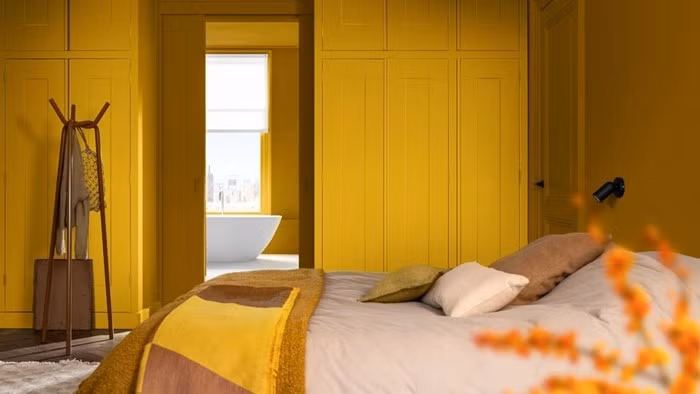 Sẽ thật sai lầm nếu sử dụng gam màu nóng rực rỡ như đỏ tươi, cam cháy hay vàng chanh trong phòng ngủ. Những màu này có tính kích thích mạnh, khiến nhịp tim tăng nhẹ và não bộ hưng phấn - điều tối kỵ khi cần thư giãn. Ảnh: Homes &amp; Gardens