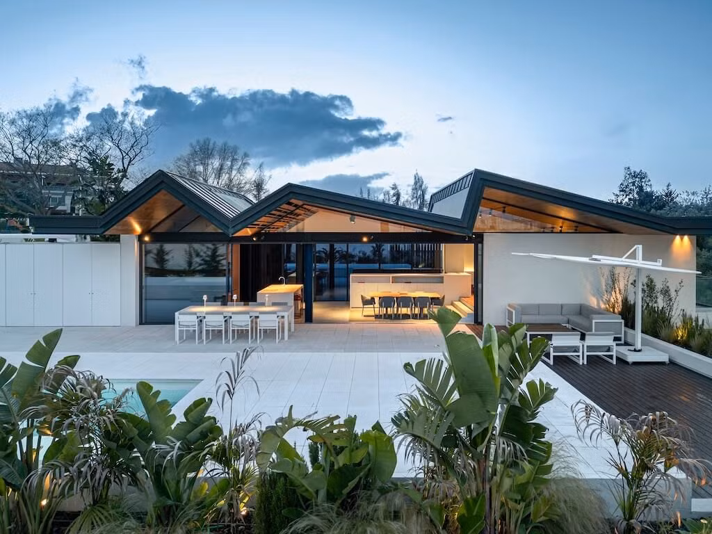 Những khoảng hở được bố trí khéo léo trên hình khối mang đến tầm nhìn bầu trời thơ mộng, tinh tế qua những thanh gỗ. Ảnh: Amazingarchitecture