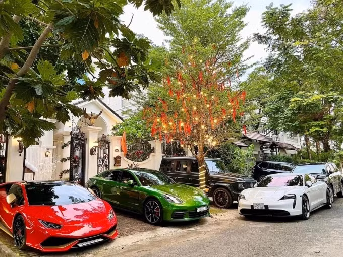 Bên cạnh bất động sản, vợ chồng Đoàn Di Băng còn sở hữu bộ sưu tập siêu xe trị giá hàng trăm tỷ đồng. Ảnh: FBNV