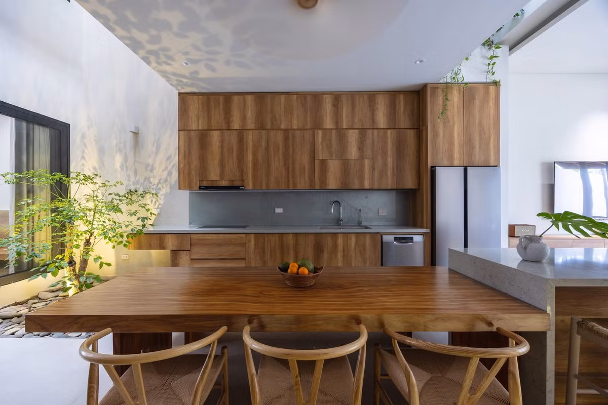 Điểm nổi bật ở Mai House là kết hợp khéo léo giữa truyền thống và hiện đại. Vật liệu gỗ, đá, kính được kết hợp hài hòa, vừa mộc mạc vừa gần gũi, vừa sang trọng. Ảnh: Triệu Chiến
