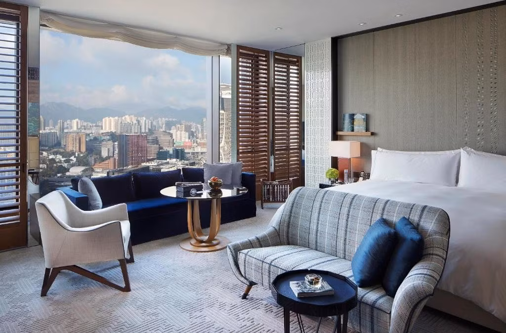 Hầu hết các hạng phòng và suite đều sở hữu tầm nhìn hướng ra cảng, lý tưởng để ngắm trọn những màn pháo hoa rực rỡ. Ảnh: Booking