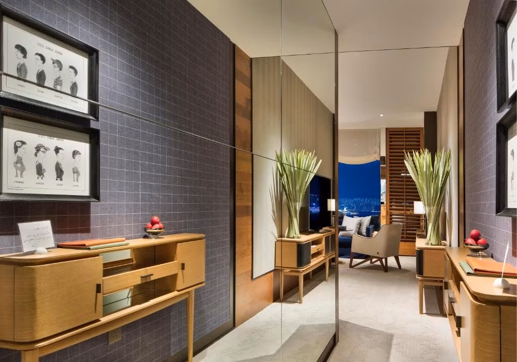 Nội thất gỗ tự nhiên cao cấp mang đậm phong cách truyền thống Á Đông và sự hiện đại. Ảnh: Booking