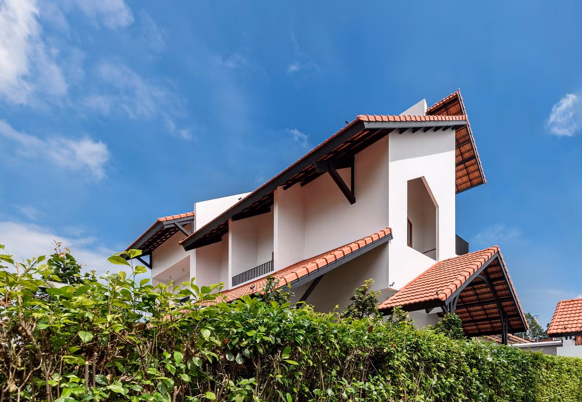 Công trình mang dáng dấp truyền thống quen thuộc nhưng được cách điệu bằng những đường nét bê tông hiện đại, vừa thân thuộc vừa tươi mới. Ảnh: Lonton Studio