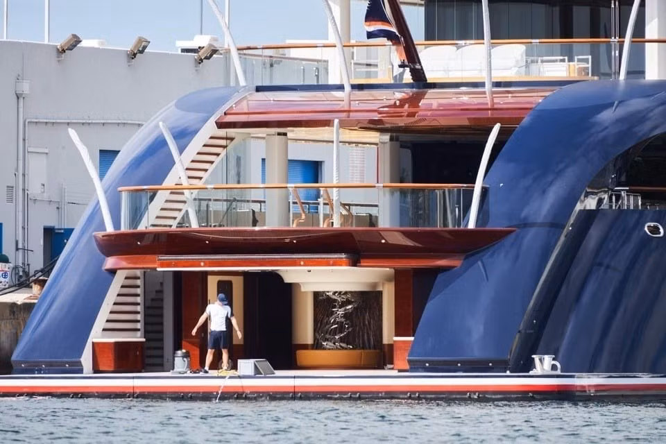 Du thuyền có cửa sổ lớn nhìn ra biển từ tất cả các boong. Ảnh: SuperYacht Times
