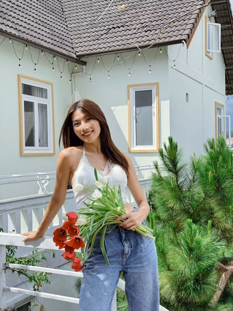 Trước khi kết hôn với doanh nhân Nguyễn Ngọc Phát - Chủ một khách sạn có tiếng ở Đà Lạt, Á hậu Chế Nguyễn Quỳnh Châu cũng là chủ một cơ ngơi xinh xắn tại "xứ sở ngàn hoa". Ảnh: FBNV