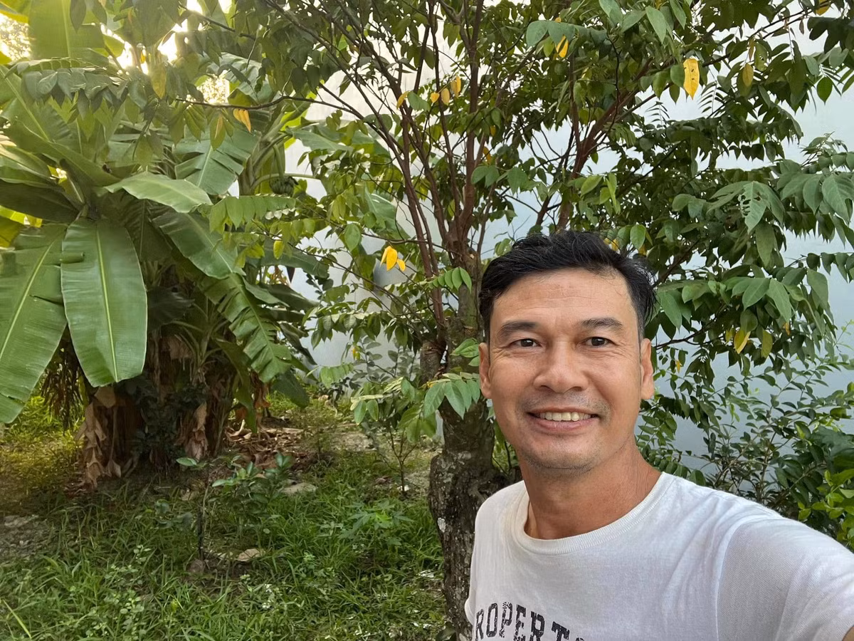 Mảnh vườn cạnh nhà là nơi Tiết Cương dành thời gian nhiều nhất. Trên trang cá nhân, nam diễn viên thường xuyên khoe ảnh bên từng ngọn cây. Ảnh: FBNV