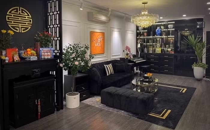 Các món đồ nội thất từ sofa, tủ kệ, đến chiếc đàn piano đặt một góc phòng khách đều có gam màu đen. Ảnh: Vietnamnet