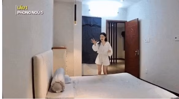 Đặc biệt, trong nhà có tới 7 phòng ngủ, tất cả đều thiết kế hiện đại và đẹp mắt. Ảnh chụp màn hình