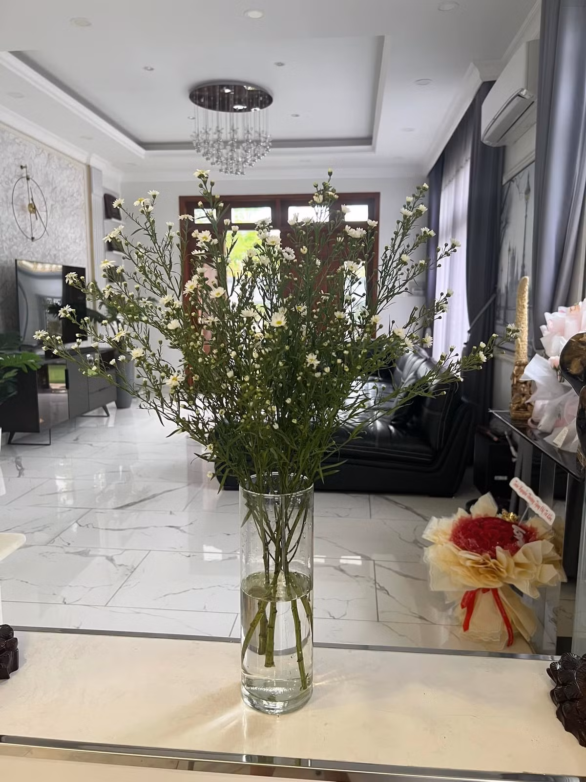 Trần cao giúp không gian thêm thoáng đãng và rộng mở hơn. Ảnh: FBNV