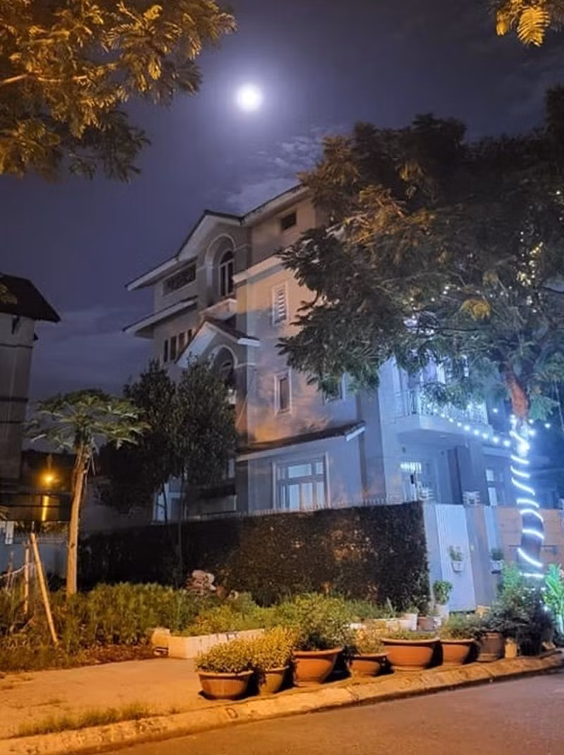 Ở tuổi 55, Cẩm Ly có cuộc sống viên mãn bên gia đình trong căn biệt thự rộng 400m2, trị giá hơn 20 tỷ đồng tại TP HCM. Ảnh: FBNV