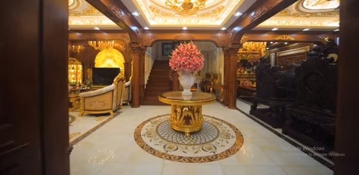 Không chỉ gây ấn tượng với vẻ ngoài lộng lẫy, nội thất bên trong nhà cũng khiến nhiều người trầm trồ với các chi tiết dát vàng lấp lánh. Ảnh chụp màn hình NhaTo