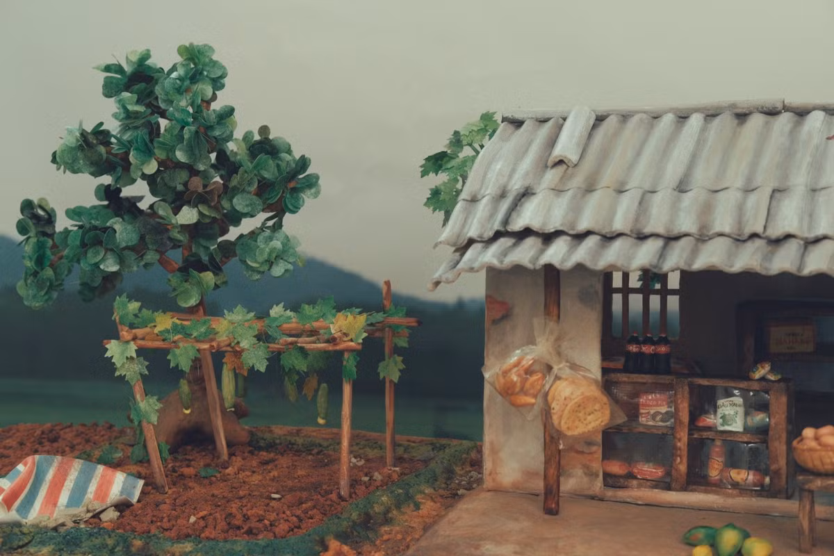 Tiệm tạp hóa từ bánh trung thu của Dương có đủ mọi chi tiết thân thuộc, từ mốc lộ giới, ngôi nhà mái fibro xi măng, cửa sổ màu xanh huyền thoại...Ảnh: FB Thùy Dương