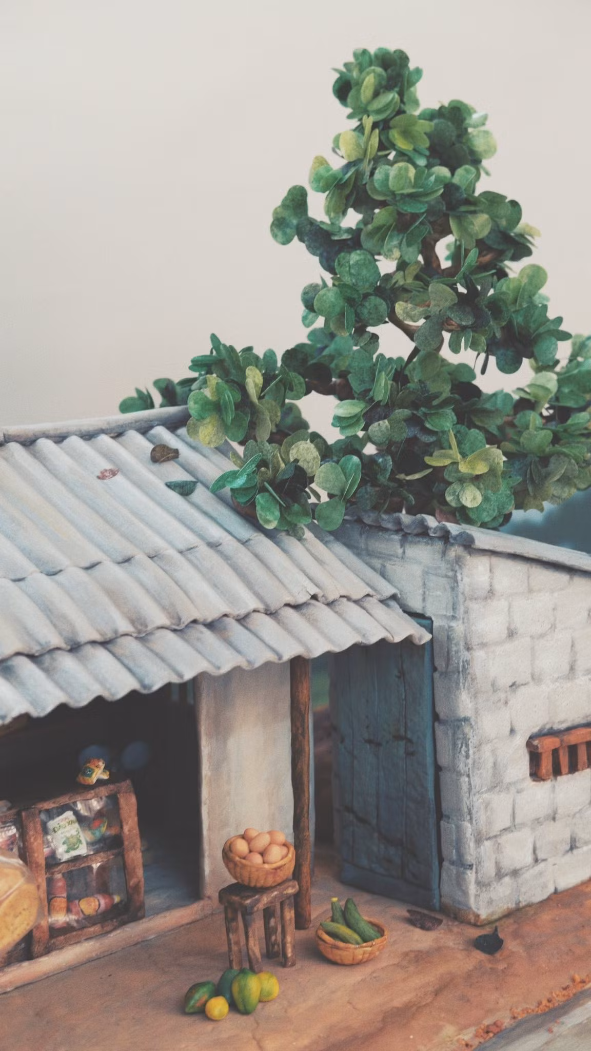 Điều khiến mọi người thích thú là sự “đời thường” của tác phẩm. Ngoài cửa tiệm với mái nhà, bạt che, chiếc bánh còn có cây bàng, cây đu đủ trước sân...Ảnh: FB Thùy Dương