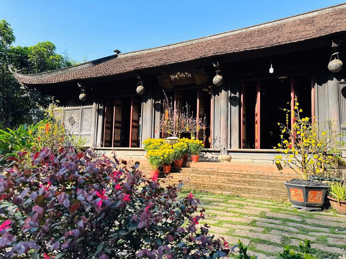 Ngôi nhà chính là căn nhà cổ hơn 100 năm tuổi ở Nam Định, được anh vận chuyển vào Nam và mời thợ miền Bắc trực tiếp thi công, lắp dựng. Ảnh: FB Hoàng Minh Bùi