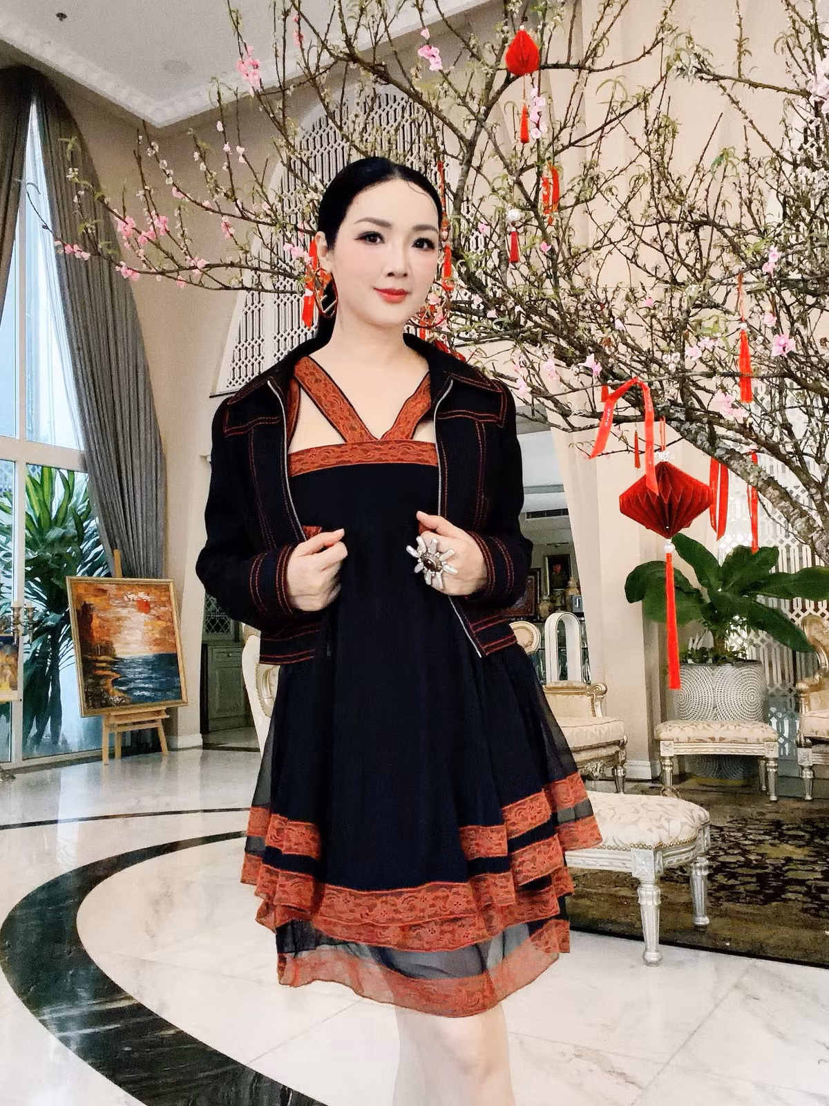 Không khí Tết đang đến rất gần trong không gian sống của người đẹp. Ảnh: FB Giáng My