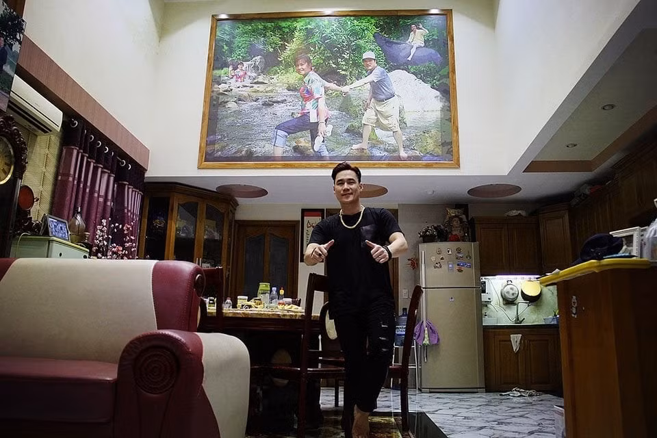 Phòng khách là nơi sinh hoạt chung của cả gia đình, treo nhiều ảnh của bố mẹ và nam ca sĩ. Ảnh: FBNV