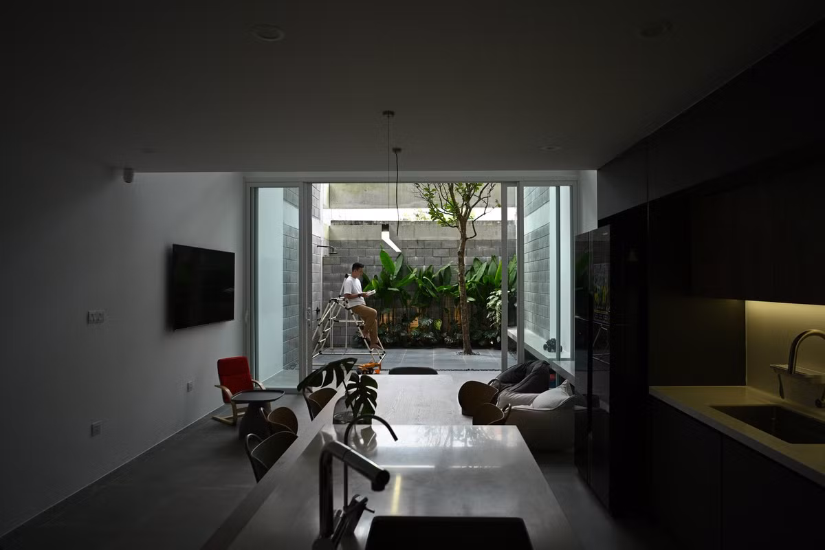 Không gian bên trong ngôi nhà gồm phòng khách, bếp và sân sau đóng vai trò trung tâm kết nối để cả gia đình quây quần. Ảnh: DinhR