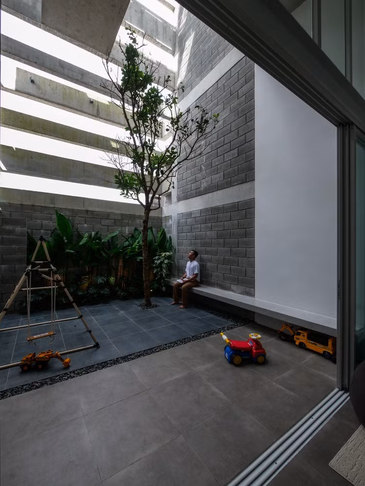 Do nằm ở hướng Đông và Tây, chịu nhiều tác động của khí hậu đặc trưng miền Trung, ngôi nhà phải tối ưu hóa không gian nhưng vẫn đảm bảo sự gắn kết giữa thiên nhiên và con người. Ảnh: DinhR