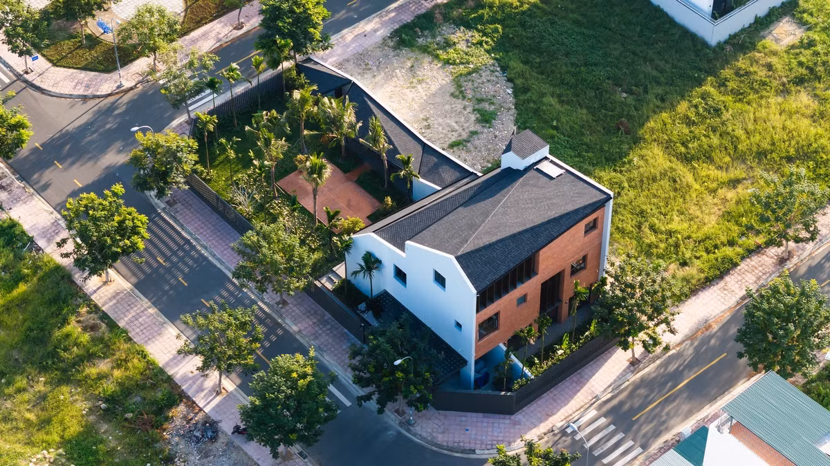 Tent House là công trình nhà ở đô thị được định hình từ mong muốn tạo ra trải nghiệm không gian liền mạch, nơi các thành viên trong gia đình luôn cảm nhận được sự kết nối với nhau và với thiên nhiên ngay giữa lòng Nha Trang sôi động. Ảnh: Hiroyuki Oki
