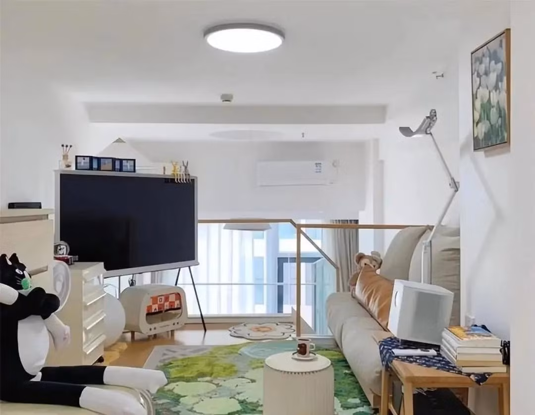 Tầng lửng được thiết kế như một không gian đa năng. Thông thường, đây là phòng khách đúng nghĩa, có sofa nhỏ, bàn phụ, máy chiếu và đèn đọc sách. Ảnh: post.smzdm