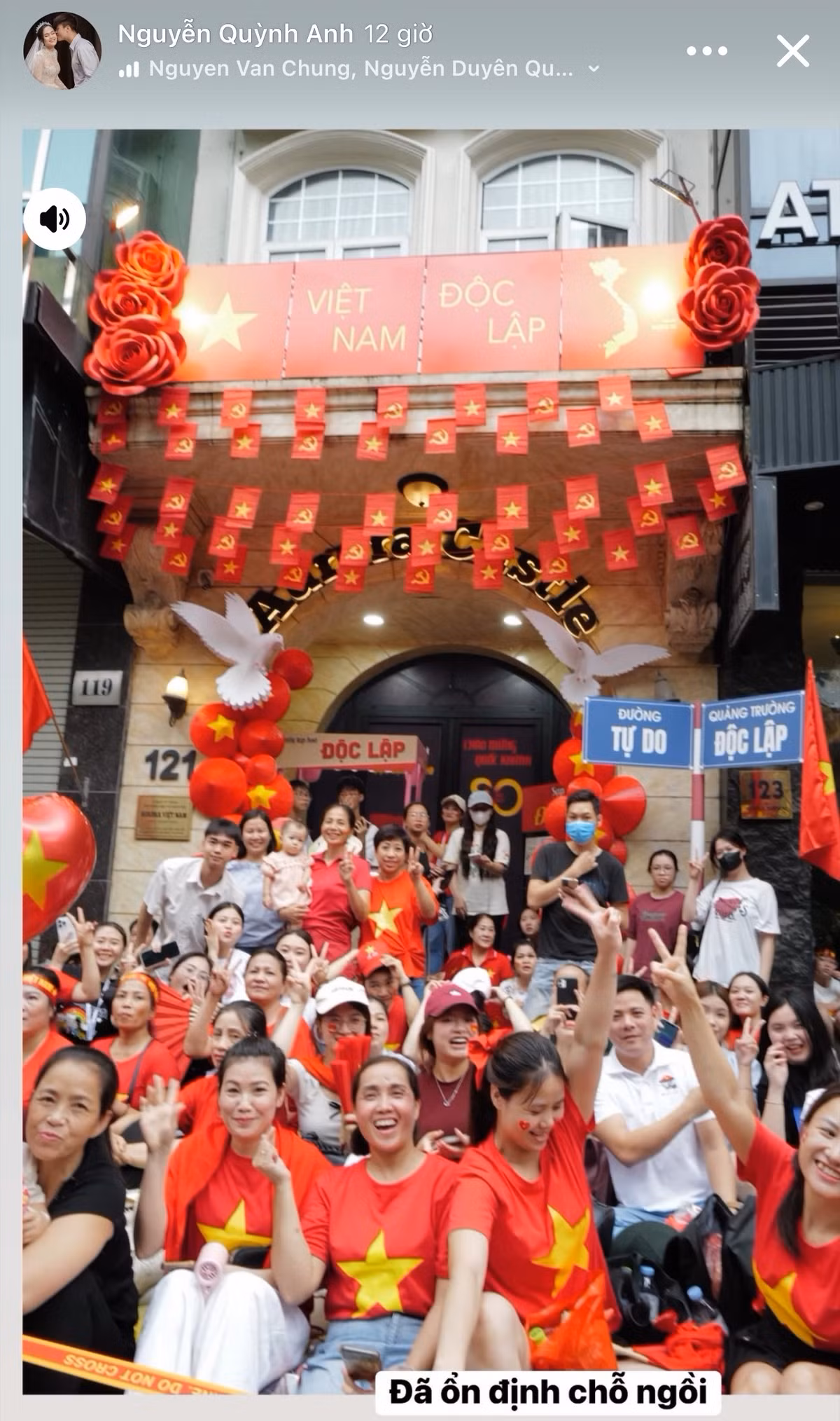 Người dân đổ về check-in trước ngôi nhà 6 tầng của gia đình Duy Mạnh. Ảnh: FBNV