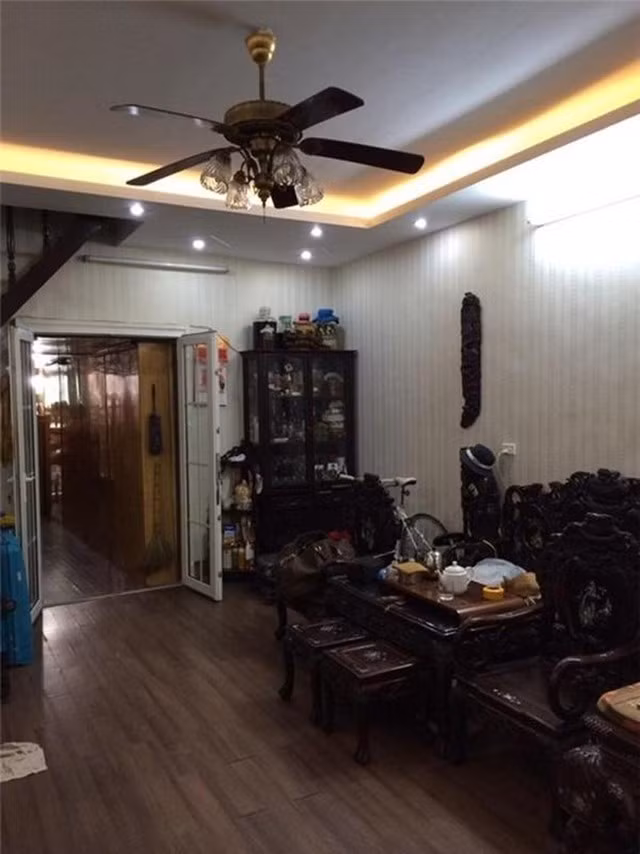 Bên trong căn nhà không quá lớn, nội thất chủ yếu làm bằng gỗ tự nhiên. Ảnh: FB Tuấn Hưng