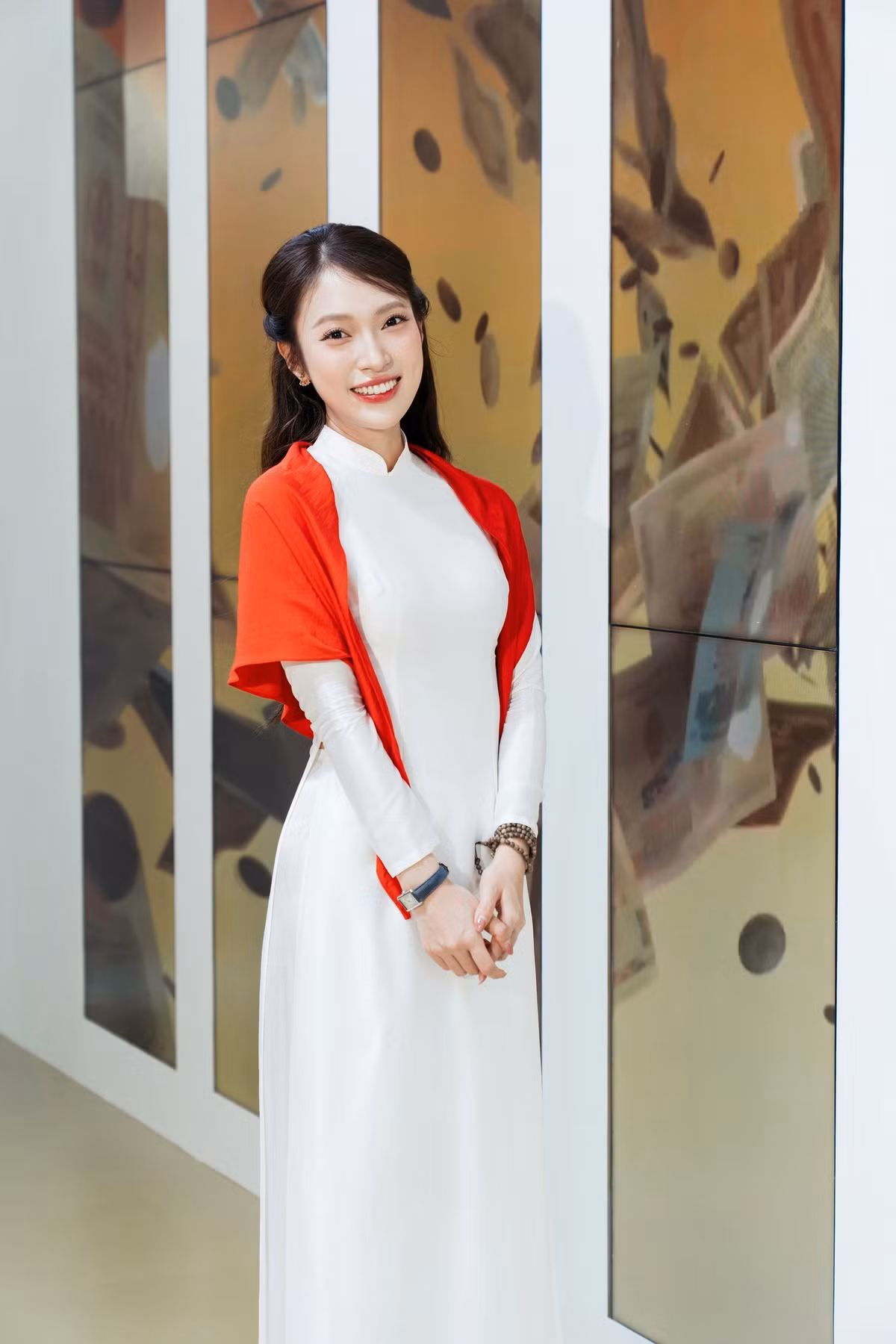 Tuy nhiên, ít ai biết, Khánh Vy bắt đầu kiếm tiền từ năm học lớp 3, với vai trò MC thiếu nhi và nhận cát-xê chỉ 50.000 đồng mỗi số. Ảnh: FB Khánh Vy