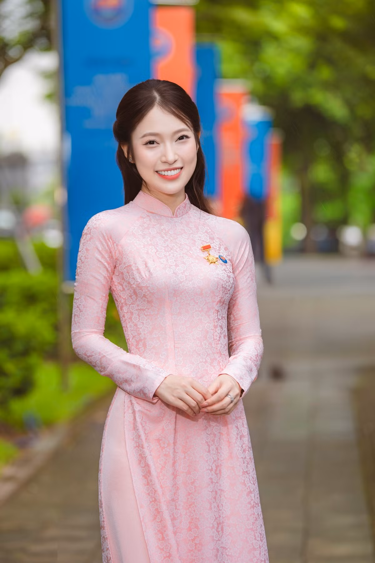 Tuy nhiên, ít ai biết, Khánh Vy bắt đầu kiếm tiền từ năm học lớp 3, với vai trò MC thiếu nhi và nhận cát-xê chỉ 50.000 đồng mỗi số. Ảnh: FB Khánh Vy