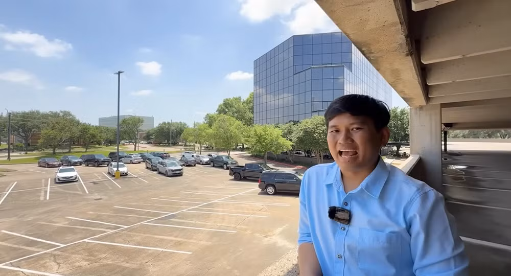Mới đây, cộng đồng mạng không khỏi bất ngờ khi nam YouTuber Vương Phạm tiết lộ đã ký hợp đồng thành công mua một tòa nhà cao tầng tại thành phố Houston, bang Texas (Mỹ). Ảnh chụp màn hình