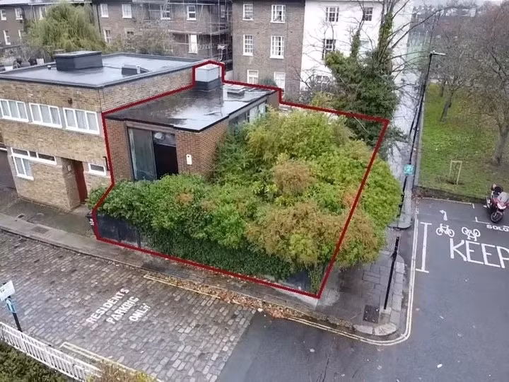 Theo tờ Dailymail, một ngôi nhà cũ kỹ nằm trên đường Camden Mews (phía Bắc London, Anh) vừa được bán với mức giá cao khó tưởng 976.000 bảng Anh (tương đương gần 35 tỷ đồng). Ảnh: SWNS