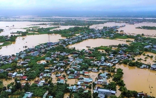 Lũ lớn tiếp tục dâng, nhiều khu dân cư ở Đà Nẵng bị cô lập 