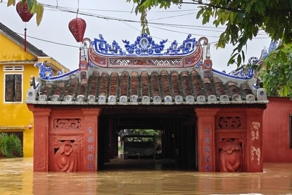 Đà Nẵng mưa trắng trời, Huế, Hội An vẫn chìm trong biển nước