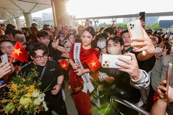 Hương Giang được fan vây kín ở sân bay khi đi thi Miss Universe 2025