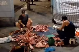 Hình ảnh sơ chế thịt ngoài trời trên phố Hà Nội gây lo ngại về an toàn thực phẩm