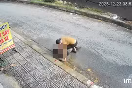 Chồng cầm dao đâm vợ nguy kịch vì mâu thuẫn trên đường