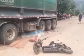 Xe đạp điện va chạm xe đầu kéo khiến 4 em nhỏ thương vong