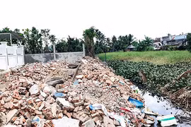 [SPOTLIGHT] Khánh Hòa: Sông Kim Bồng đổi màu đen kịt, rác ngập tràn