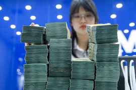 [VIDEO] Lãi suất tiết kiệm vượt 9%, nhiều người vay tiền rơi vào cảnh ngộp thở