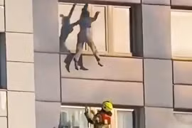 [VIDEO] Người phụ nữ liều mình nhảy xuống khoang cứu hộ thoát khỏi đám cháy