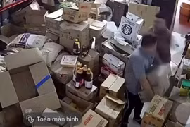 Đánh người vì bị quệt vào chân 2 lần, người đàn ông bị tạm giữ
