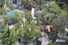 Chồng đánh đập dã man mặc cho vợ van xin trong sân vườn