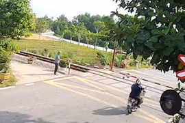 [VIDEO] Xe máy tông vào gác chắn đường sắt, một cụ ông tử vong
