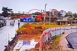 Hai xe đầu kéo đâm trực diện trên cao tốc, đầu xe biến dạng