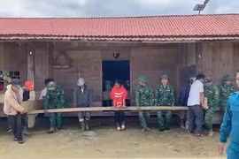 Các chiến sĩ hóa 'thần đèn' giúp di dời nhà dân ở vùng nguy cơ sạt lở