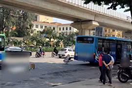 [VIDEO] Em nhỏ tử vong sau va chạm xe máy và xe buýt trên đường Nguyễn Trãi