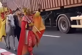 Công an xác minh nhóm “thầy trò Đường Tăng” cưỡi ngựa giữa làn ô tô