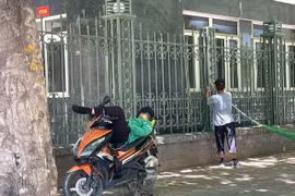 Người lao động vật vã tránh nóng giữa “chảo lửa” Hà Nội