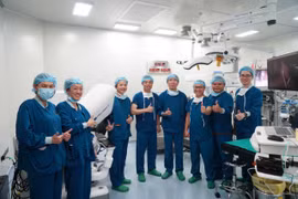 “Bàn tay vàng” ghép gan đưa phẫu thuật robot đến gần với người dân miền Tây