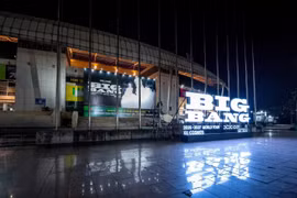SVĐ Mỹ Đình nóng lên trước giờ G: Fan BIGBANG háo hức đổi vòng tay, đếm ngược